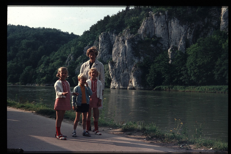 12.Weltenburg jul 1970 Mama,Brigitte,Marion,Peter.JPG